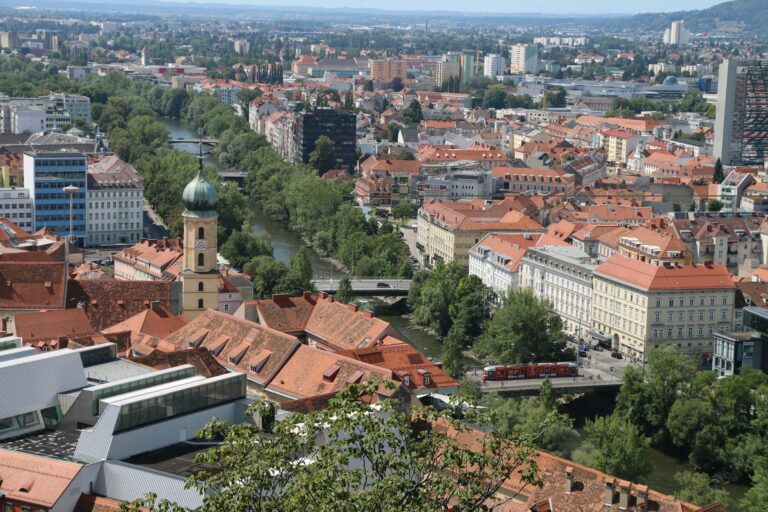 Graz - Foto von Dragan Cenic: https://www.pexels.com/de-de/foto/31899507/